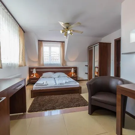 Malwa Nocleg ze śniadaniem 3*